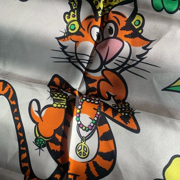 Super fun silk scarf from Moschino - Picture 3 of 8